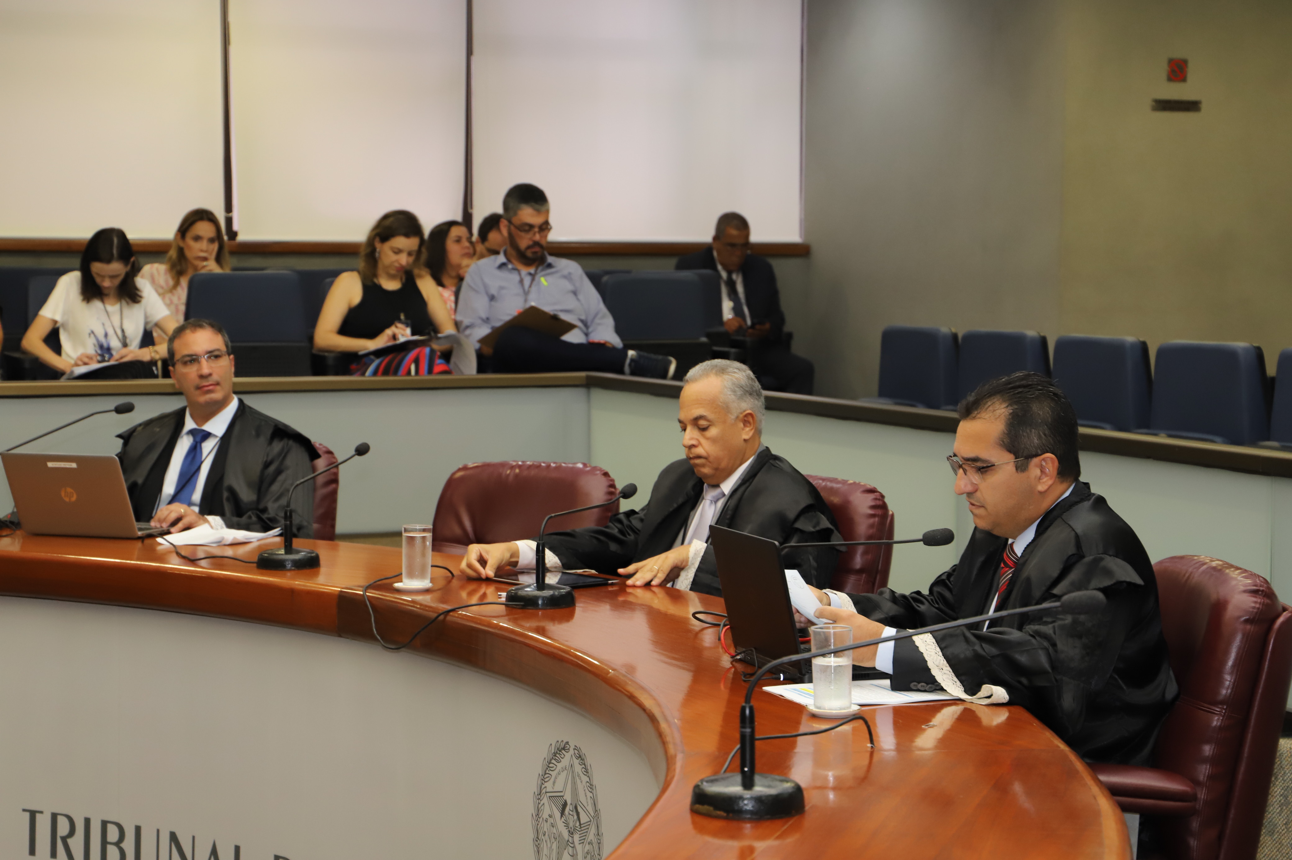 O conselheiro substituto Victor Meyer (à esquerda) observa o conselheiro Cláudio Terrão (à direita) relatar processo na sessão da Segunda Câmara (Foto: Karina Camargos Coutinho)